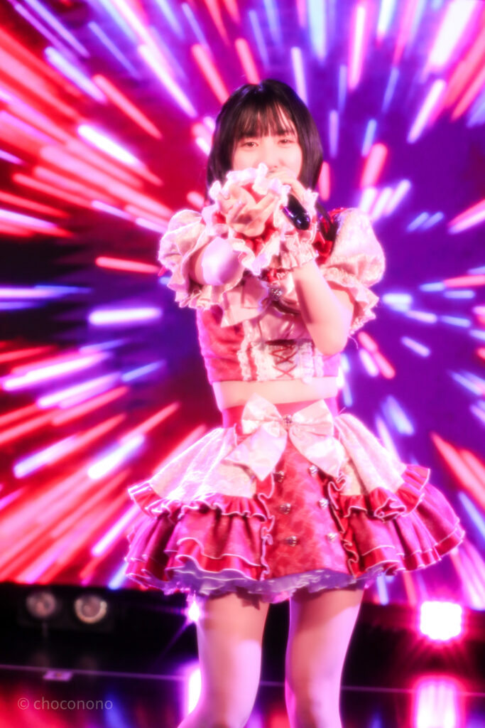 embellir(あんべりー)の水野ひなた(みずのひなた)ちゃんを最前列0番の位置からライブ中に撮影した写真。 ひなたちゃんはストレートヘアーをベースに一束髪を編んでいる。 ベリーベリーの「可愛いが欲しいの」の歌詞に合わせて欲しがりポーズ。 2026年3月15日中野坂上S.U.B Tokyo　妃Fesにて撮影。