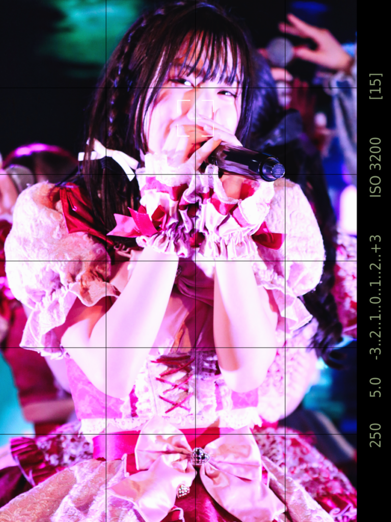 中野坂上S.U.B Tokyoで、EOS 5D Mark IVとSIGMA 60-600mm（92mm）でembellir(あんべりー)水野ひなた(みずのひなた)ちゃんを縦位置に撮ったライブ写真。ファインダー表示を模した帯に、シャッタースピード1/250、F5.0、ISO 3200と表示され、顔の位置にAF枠がある。