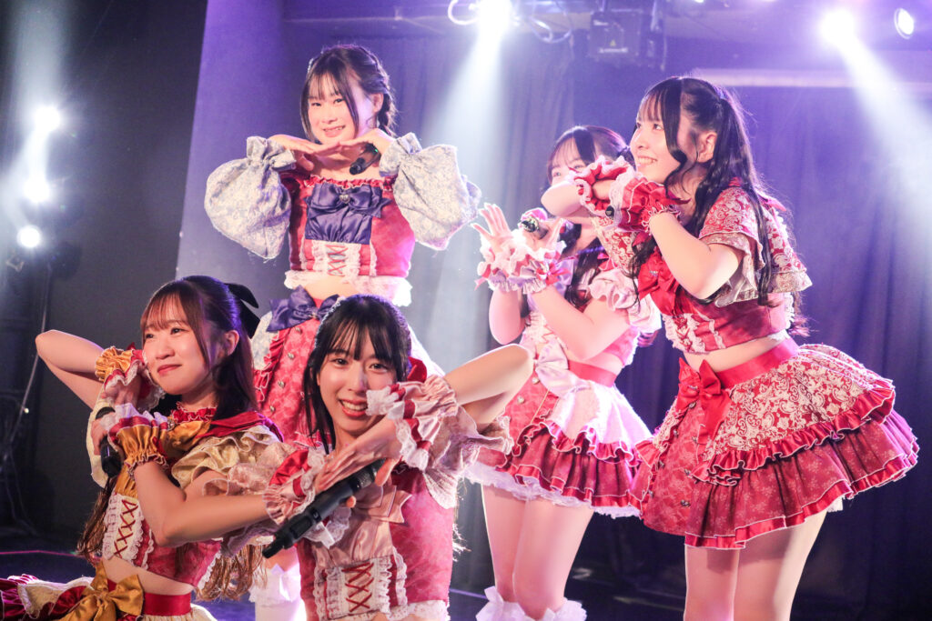 美麗Flash!!という曲のラストにメンバーみんなで大きなハートを作るフォーメーション。