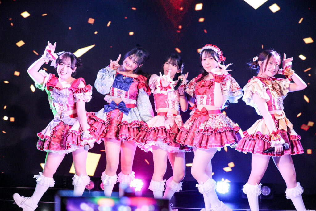 フツーに奇跡!!のラストで横並びになって一人一人ポーズをキメている写真。