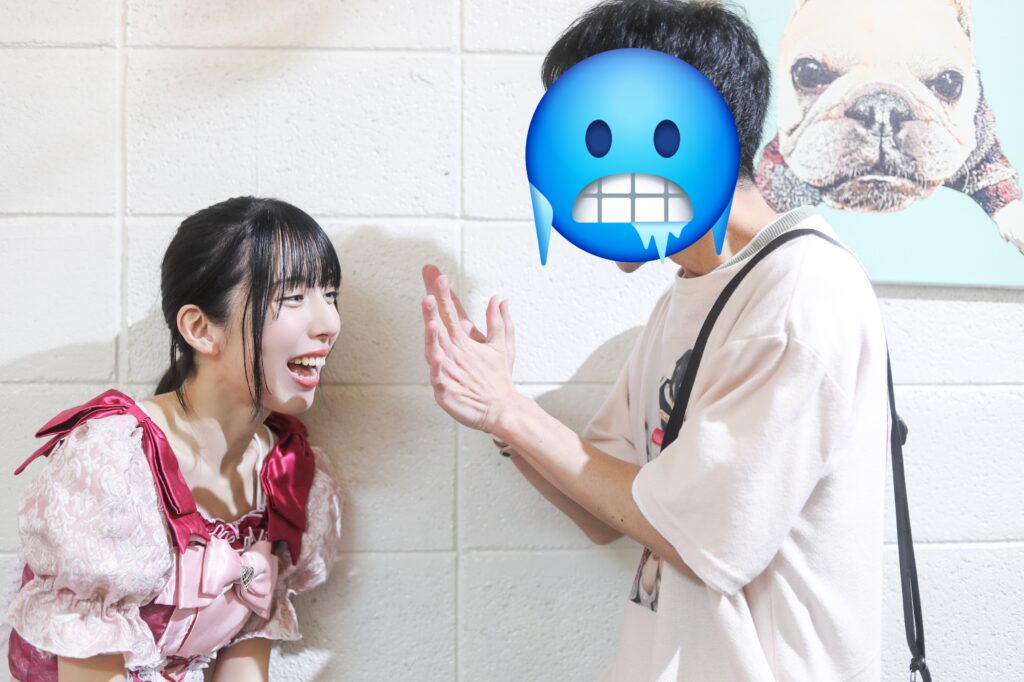 embellir(あんべりー)の水野ひなたちゃんと特典会で撮ってもらったツーショット写真。
ひなたちゃんが吐息で手を温めようとしてくれている。優しくて可愛い。
2025年12月6日　中野坂上S.U.B Tokyo　IDOL GARDEN PLACEにて撮影。