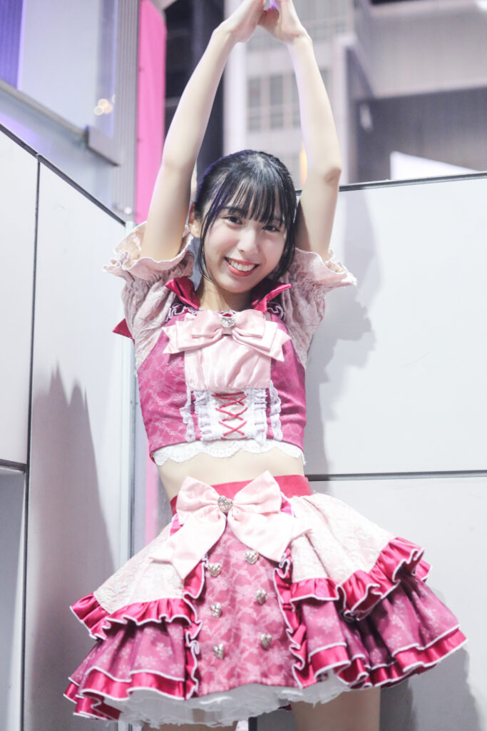 embellir(あんべりー)の水野ひなたちゃんを特典会で撮影したソロショット。
両手を頭上で組んでタワーのポーズ。
お魚さんにも見える。
2025年12月7日　AKIBAステラキューブ　IDOL CREAM SODA!!にて撮影。