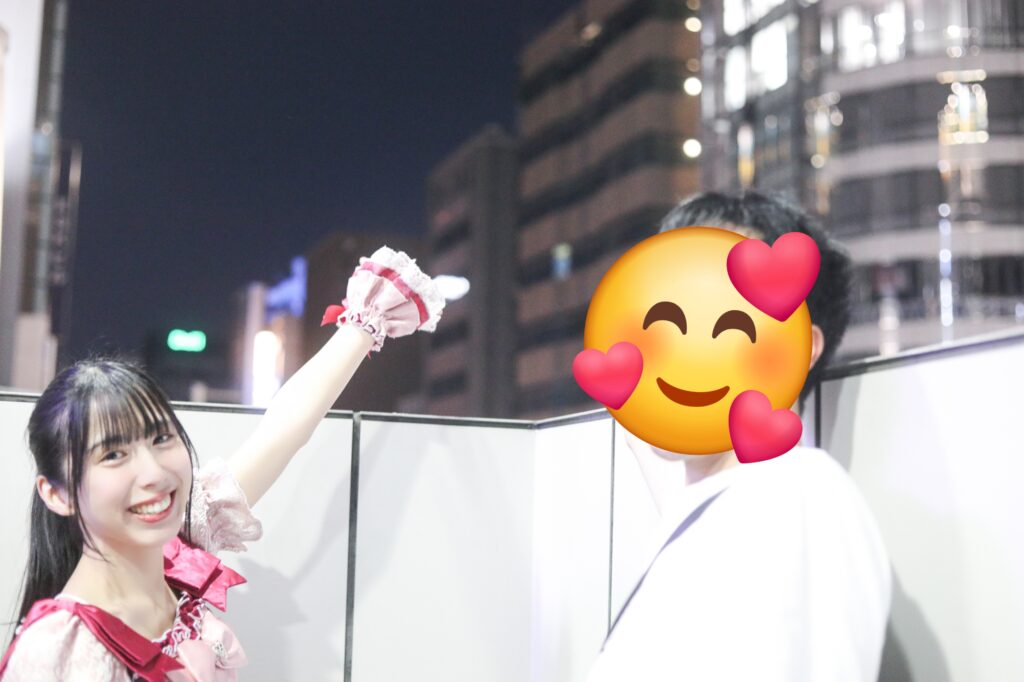 embellir(あんべりー)の水野ひなたちゃんと特典会で撮ってもらったツーショット。
二人で背後の夜景を指し示してにこにこしている。
2025年12月7日　AKIBAステラキューブ　IDOL CREAM SODA!!にて撮影。