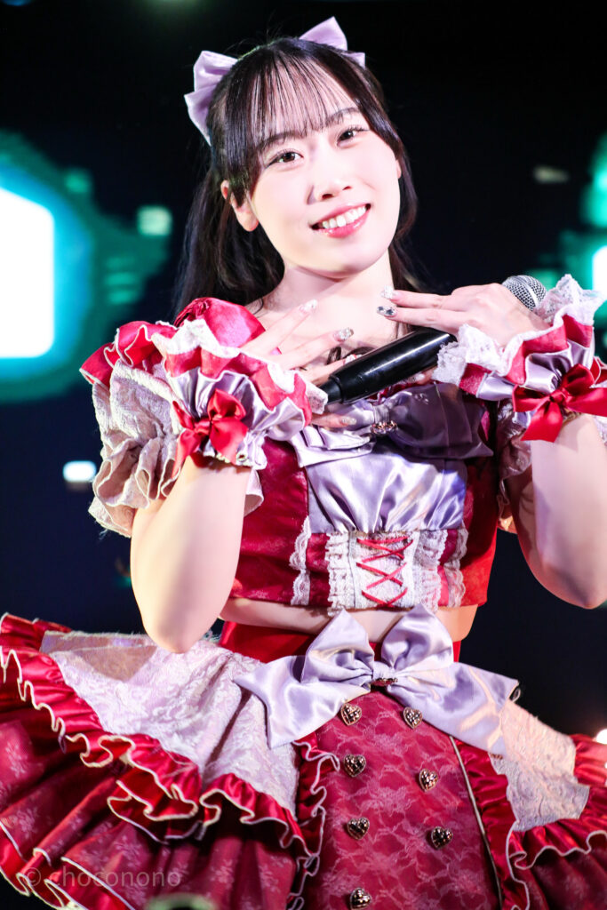 embellir(あんべりー)の甘夏あも(あまなつあも)ちゃんをライブ中に撮影した写真。
華麗にダンスしながら微笑んでいる。
2025年12月21日中野坂上S.U.B Tokyo IDOL ADVENTUREにて撮影。