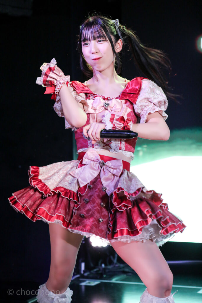 embellir(あんべりー)の水野ひなた(みずのひなた)ちゃんをライブ中に撮影した写真。
この日のひなたちゃんは自力で頑張ったというセーラームーンヘアー。キレのあるダンスで髪が流れるように動いていて綺麗。
2025年12月21日 中野坂上S.U.B Tokyo IDOL ADVENTUREにて撮影。