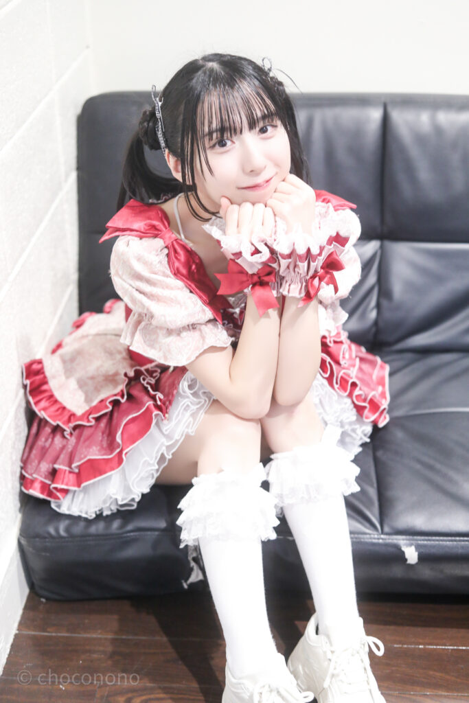 embellir(あんべりー)の水野ひなた(みずのひなた)ちゃんを特典会で撮影したソロショット。体育座りをしながら愛嬌を振りまいている。あまりにも可愛い。
2025年12月21日中野坂上S.U.B Tokyo IDOL ADVENTUREにて撮影。