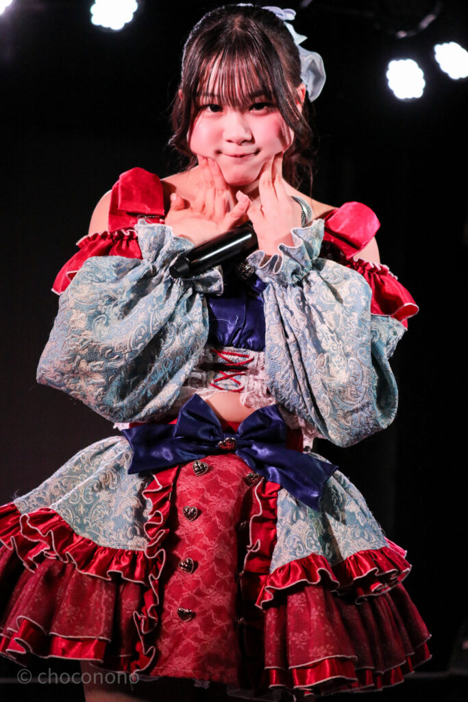 embellir(あんべりー)の恋羽あゆう(こはねあゆう)ちゃんをライブ中に撮影した写真。 こちらを真っ直ぐ見つめながらほっぺをむにむにしている。
2025年12月21日 中野坂上S.U.B Tokyo IDOL ADVENTUREにて撮影。