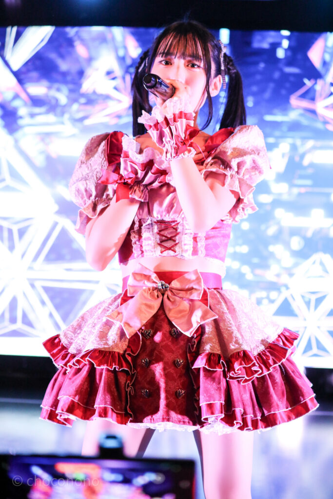 embellir(あんべりー)の水野ひなた(みずのひなた)ちゃんをライブ中に撮影した写真。
この日のひなたちゃんは自力で頑張ったというセーラームーンヘアー。マイクを構え真剣な表情で熱唱している。
2025年12月21日 中野坂上S.U.B Tokyo IDOL ADVENTUREにて撮影。