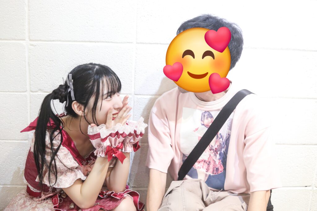 embellir(あんべりー)の水野ひなた(みずのひなた)ちゃんと特典会で撮ってもらったツーショット。二人でしゃがんで見つめ合っている。
2025年12月21日 中野坂上S.U.B Tokyo IDOL ADVENTUREにて撮影。