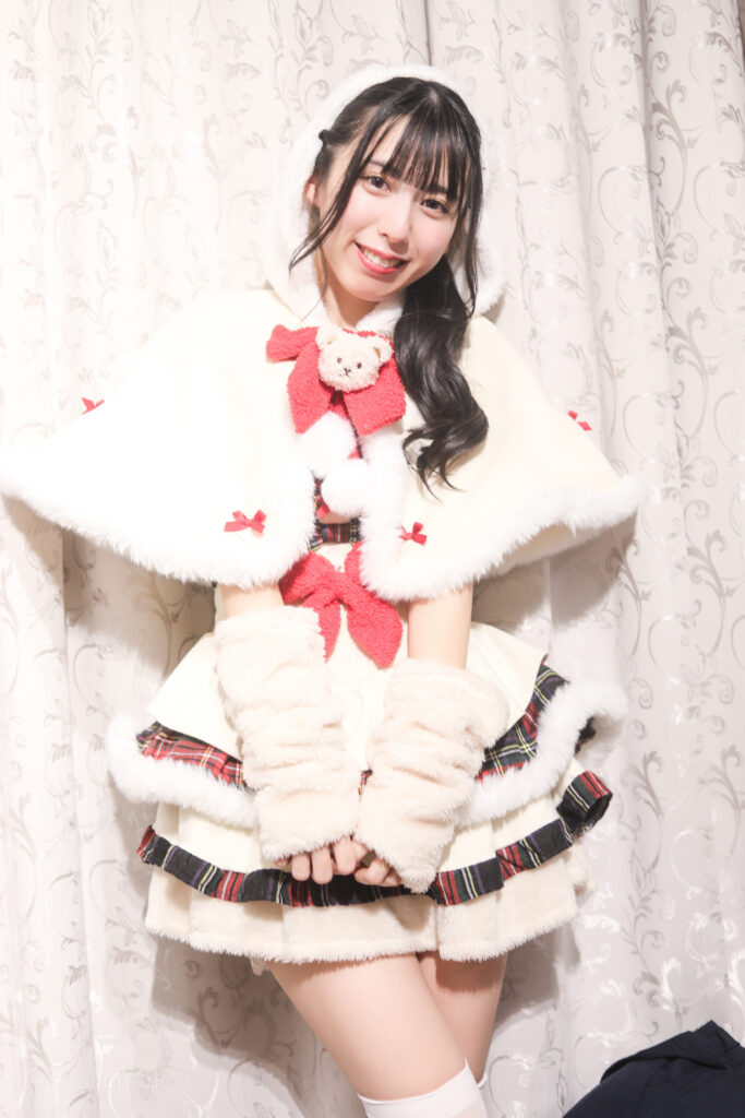 embellir(あんべりー)の水野ひなた(みずのひなた)ちゃんと特典会で撮ってもらったツーショット写真。
ひなたちゃんは「ゆきんこ」衣装、自分は雪だるま衣装で、コンセプトとしては似ていたのがとても嬉しかった。
ちょっと引きでひなたちゃんの綺麗な太ももに出来た絶対領域を撮らせてもらった。可愛すぎる…
2025年　12月25日　冠Fes! Xmas SP!にて撮影