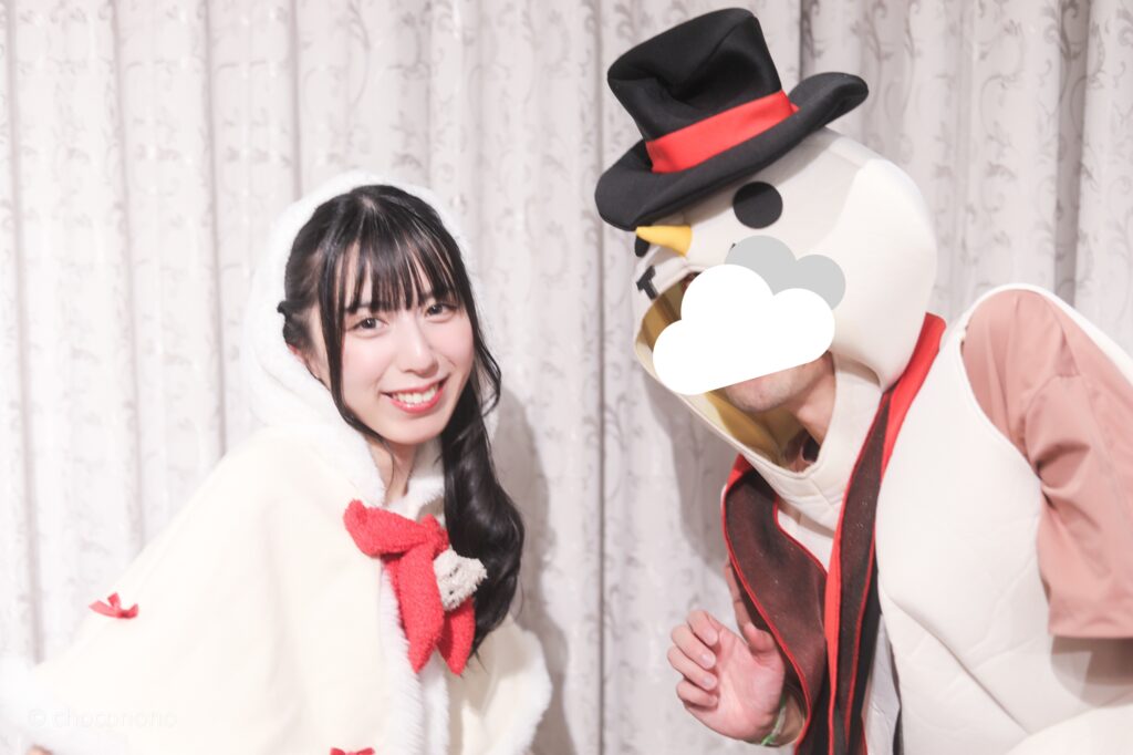 embellir(あんべりー)の水野ひなた(みずのひなた)ちゃんと特典会で撮ってもらったツーショット写真。
ひなたちゃんは「ゆきんこ」衣装、自分は雪だるま衣装で、コンセプトとしては似ていたのがとても嬉しかった。
2025年　12月25日　冠Fes! Xmas SP!にて撮影