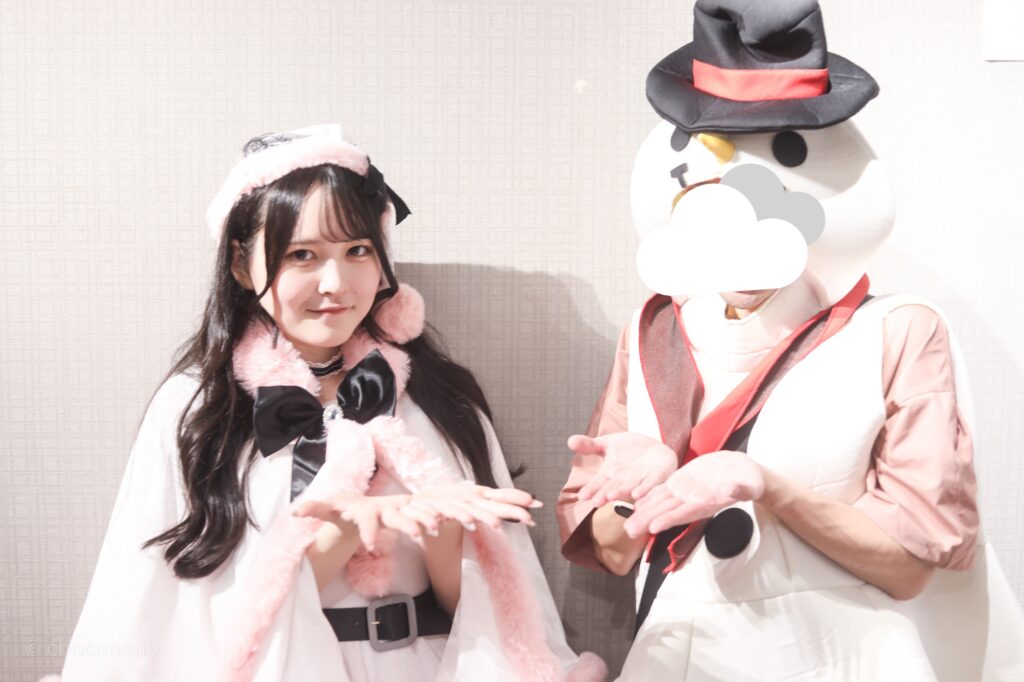 embellir(あんべりー)の遥乃ももか(はるのももか)ちゃんと特典会で撮ってもらったツーショット写真。
ももかちゃんはピンクのふわふわがついたサンタ？ゆきんこかもしれない。
2025年　12月25日　冠Fes! Xmas SP!にて撮影