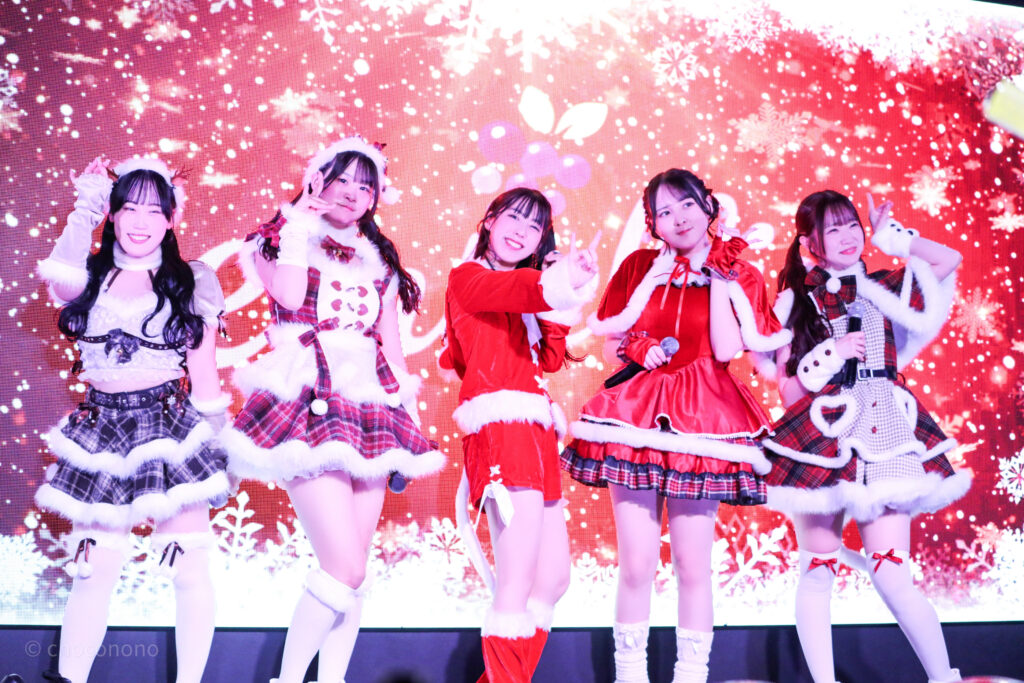 embellir(あんべりー)をライブ中に撮影した写真。フツーに奇跡!!のラストで横一列に並びポーズをしている。
左から甘夏あも(あまなつあも)ちゃん、恋羽あゆう(こはねあゆう)ちゃん、水野ひなた(みずのひなた)ちゃん、遥乃ももか(はるのももか)ちゃん、泡沫あおい(うたかたあおい)ちゃん
2025年12月27日SHIBUYA ONE5　embellir presents Christmas Liveにて撮影。