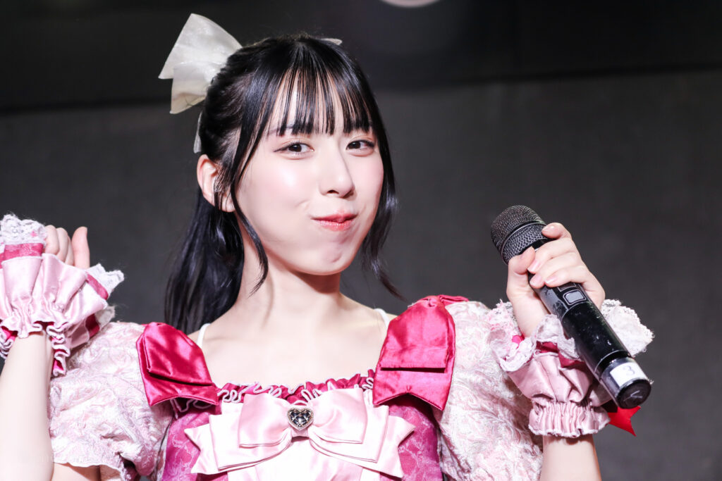 embellir(あんべりー)の水野ひなた(みずのひなた)ちゃんをライブ中に撮影した写真。
こちらを見つめながら微笑んでいる。
2025年12月30日GOTANDA G3　FREE BOMBERにて撮影