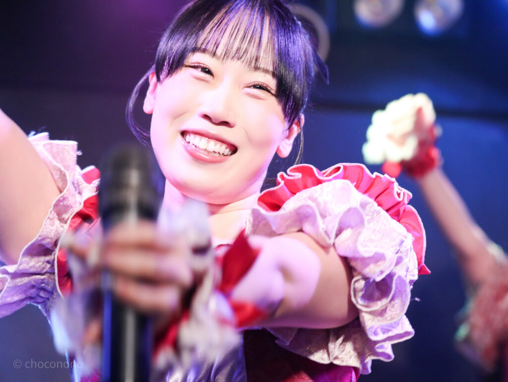 embellir(あんべりー)の甘夏あも(あまなつあも)ちゃんをライブ中に撮影した写真。にっこりと微笑みながらダンスしている。
2025年12月30日GOTANDA G3　FREE BOMBERにて撮影