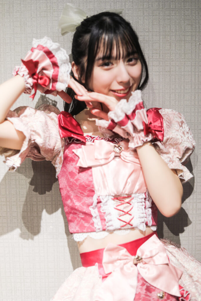 embellir(あんべりー)の水野ひなた(みずのひなた)ちゃんを特典会で撮影したソロショット写真。
ひなたちゃんなりの「誘惑」のポーズをしてくれている。メロメロです。
2025年12月30日GOTANDA G3　FREE BOMBERにて撮影。