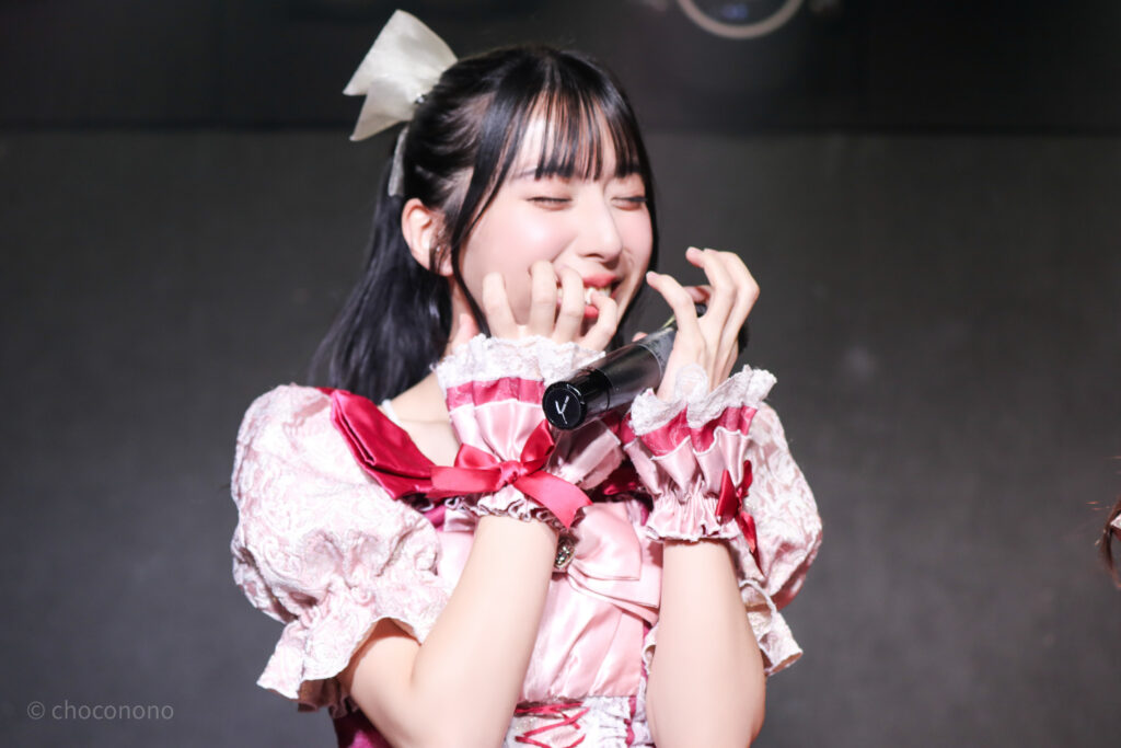 embellir(あんべりー)の水野ひなた(みずのひなた)ちゃんをライブ中に撮影した写真。お芋にかじりつくジェスチャーをしている。
2025年12月30日GOTANDA G3　FREE BOMBERにて撮影。