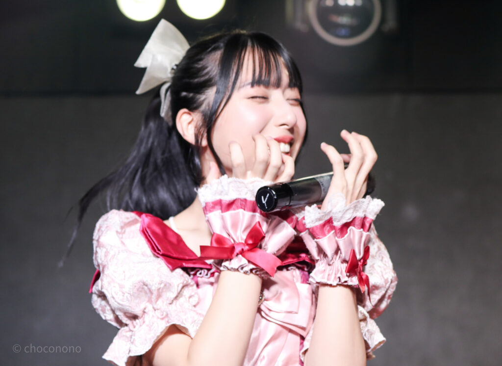 embellir(あんべりー)の水野ひなた(みずのひなた)ちゃんをライブ中に撮影した写真。お芋にかじりつくジェスチャーをしている。
2025年12月30日GOTANDA G3　FREE BOMBERにて撮影。