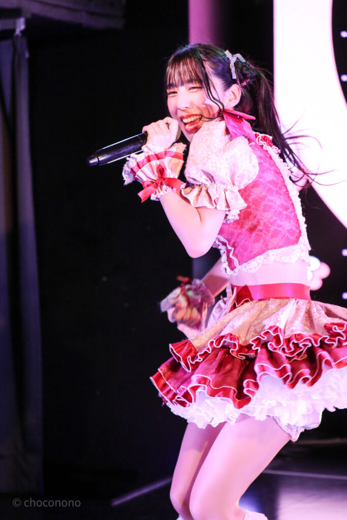 embellir(あんべりー)の水野ひなた(みずのひなた)ちゃんをライブ中に撮影した写真。
とても可愛らしくにこにこと笑いながらダンスしている。
2025年12月21日中野坂上S.U.B Tokyo IDOL ADVENTUREにて撮影。