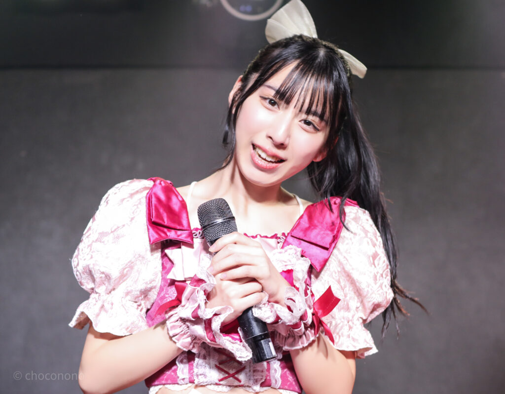 embellir(あんべりー)の水野ひなた(みずのひなた)ちゃんをライブ中に撮影した写真。
こちらをのぞき込むように真っ直ぐ見つめてくれている。
2025年12月30日GOTANDA G3　FREE BOMBERにて撮影。