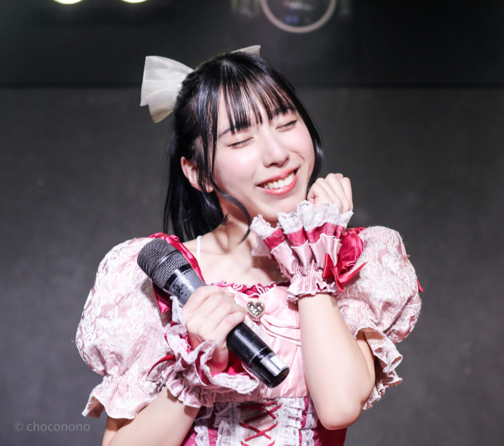 embellir(あんべりー)の水野ひなた(みずのひなた)ちゃんをライブ中に撮影した写真。
目を細めてにっこりと微笑みかけてくれている。
2025年12月30日GOTANDA G3　FREE BOMBERにて撮影。