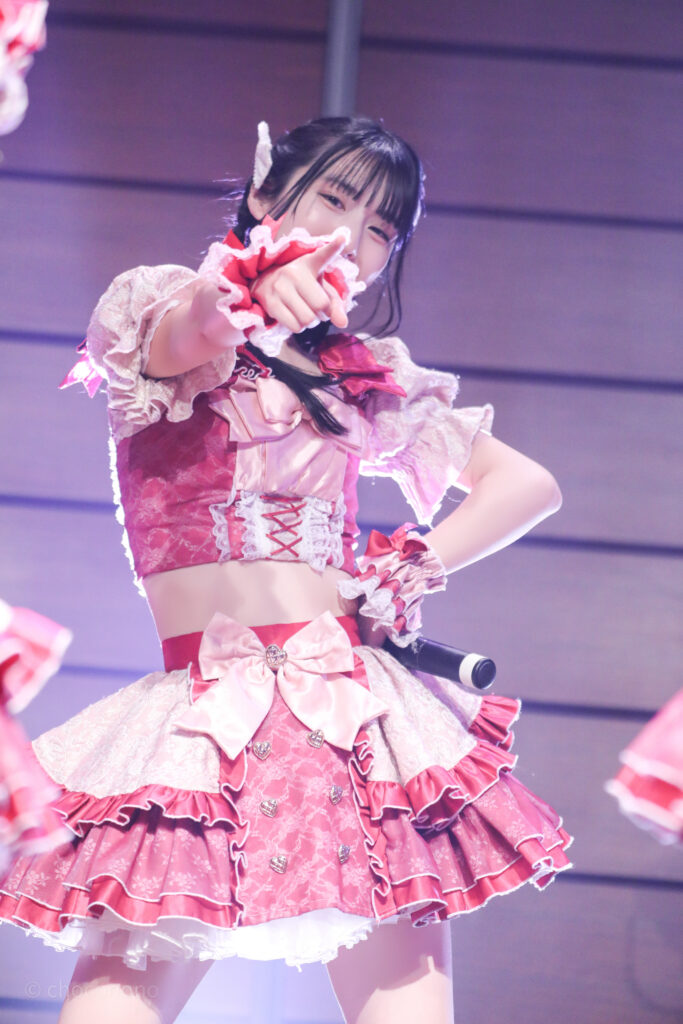 embellir(あんべりー)の水野ひなた(みずのひなた)ちゃんをライブ中に撮影した写真。
こちらを見つめながら真っ直ぐに指さしてくれている。
2025年12月29日時事通信ホール　ヴェルサウンドにて撮影。