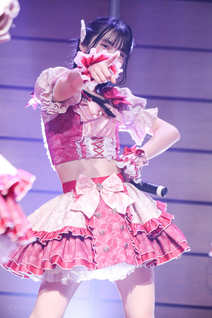 embellir(あんべりー)の水野ひなた(みずのひなた)ちゃんをライブ中に撮影した写真。
こちらを見つめながら真っ直ぐに指さしてくれている。
2025年12月29日時事通信ホール　ヴェルサウンドにて撮影。