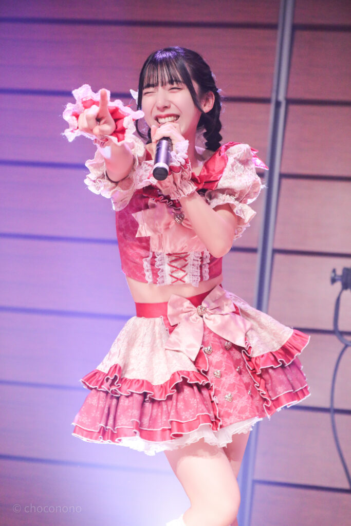 embellir(あんべりー)の水野ひなた(みずのひなた)ちゃんをライブ中に撮影した写真。
フロアのどこか一点を指差して熱烈なレスを送っている。
2025年12月29日時事通信ホール　ヴェルサウンドにて撮影。