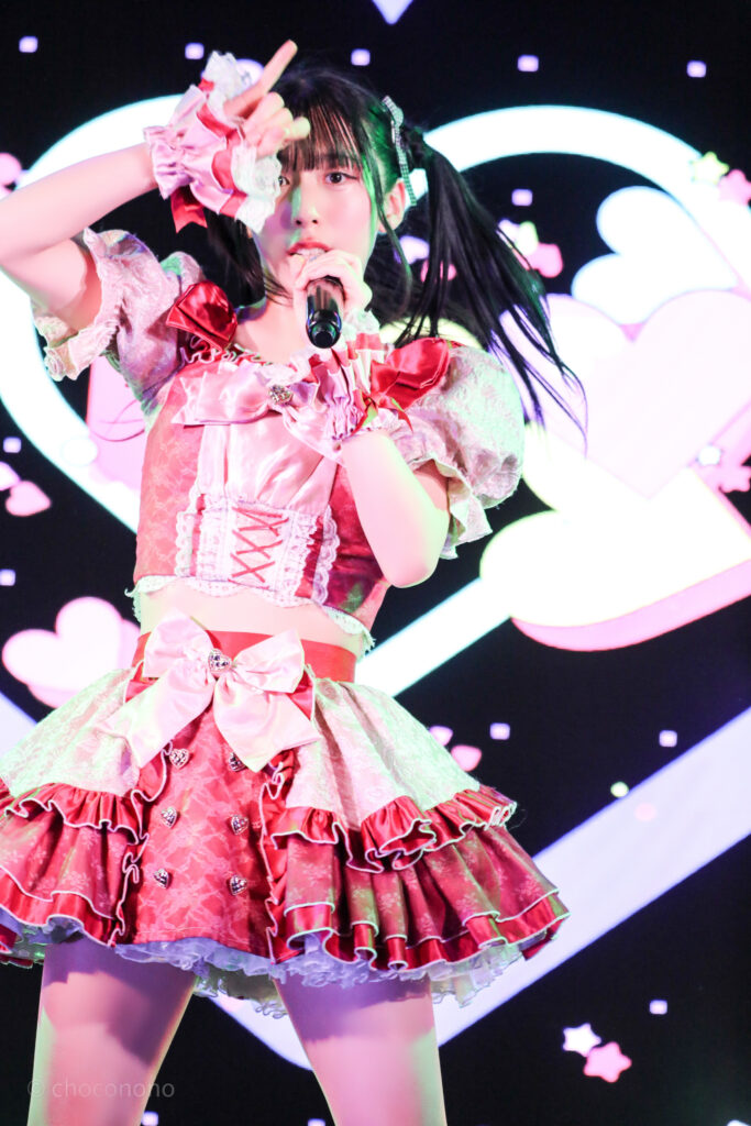 embellir(あんべりー)の水野ひなた(みずのひなた)ちゃんをライブ中に撮影した写真。
セーラームーンヘアーで可愛くキメている。ハッとした表情でこちらを見ながら歌唱している。
2025年12月21日中野坂上S.U.B Tokyo IDOL ADVENTUREにて撮影。