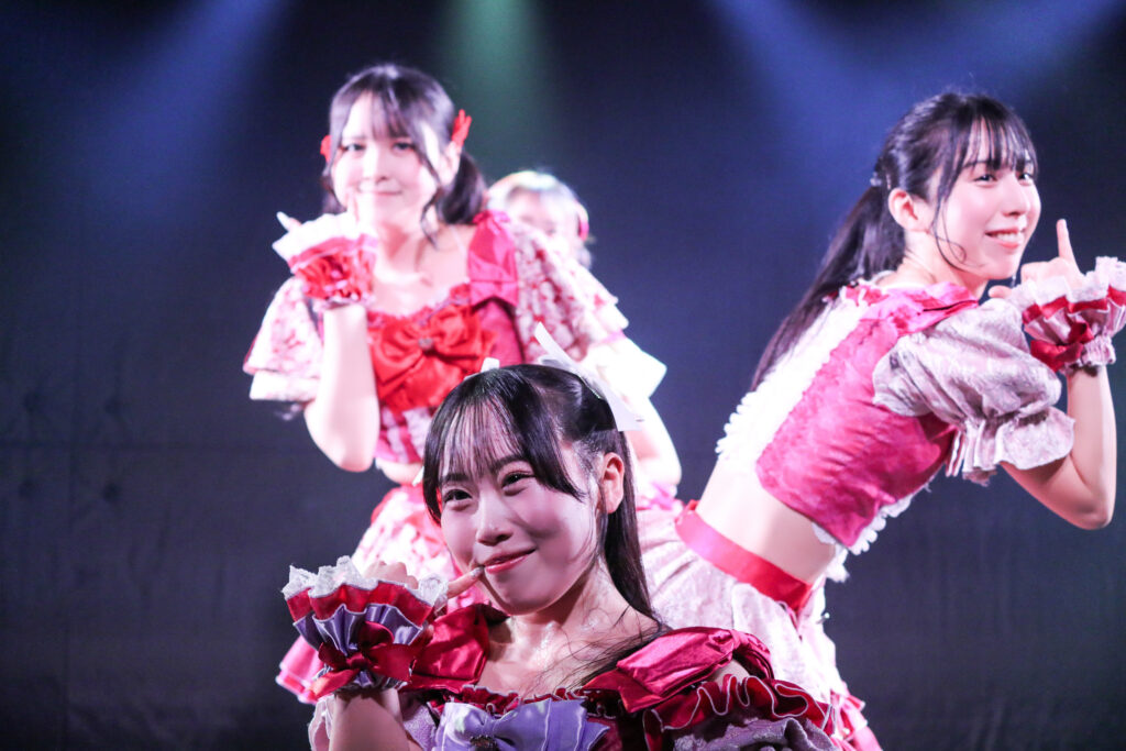 embellirの楽曲、しっちゃかめっちゃかパラダイスのラストで縦並びになるフォーメーションの写真。