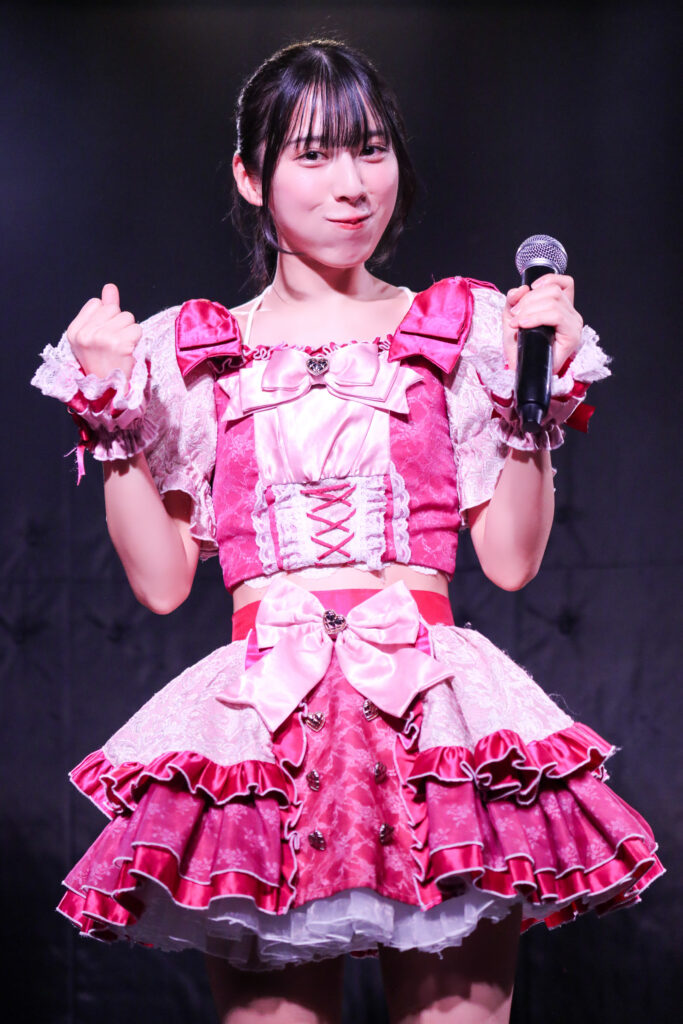 embellir(あんべりー)の水野ひなたちゃんをライブ中に撮影した写真。
得意げな表情でちょっとほっぺたをふくらませているのがハムスターみたいで可愛い。
2025年12月7日　AKIBAステラキューブ　IDOL CREAM SODA!!にて撮影。