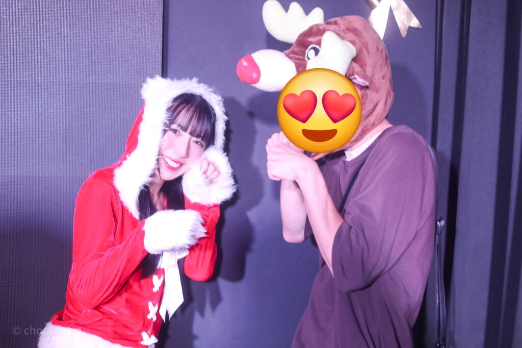 embellir(あんべりー)の水野ひなた(みずのひなた)ちゃんと特典会で撮ってもらったツーショット写真。ひなたちゃんは猫サンタ衣装で、招き猫のようなポーズをしてくれている。
2025年12月27日SHIBUYA ONE5 embellir presents Christmas Liveにて撮影。