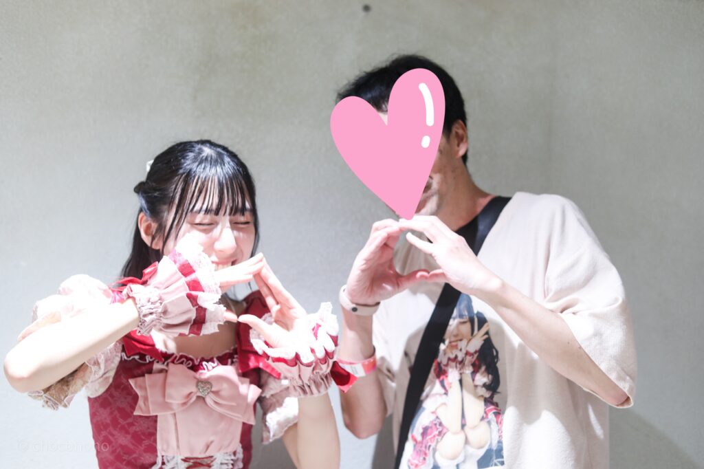 embellir(あんべりー)の水野ひなた(みずのひなた)ちゃんと特典会で撮ってもらったツーショット写真。二人で果物の「桃」をジェスチャーで作っている。
2025年12月28日なかのZERO小ホール IDOL CREAM SODA!!にて撮影。