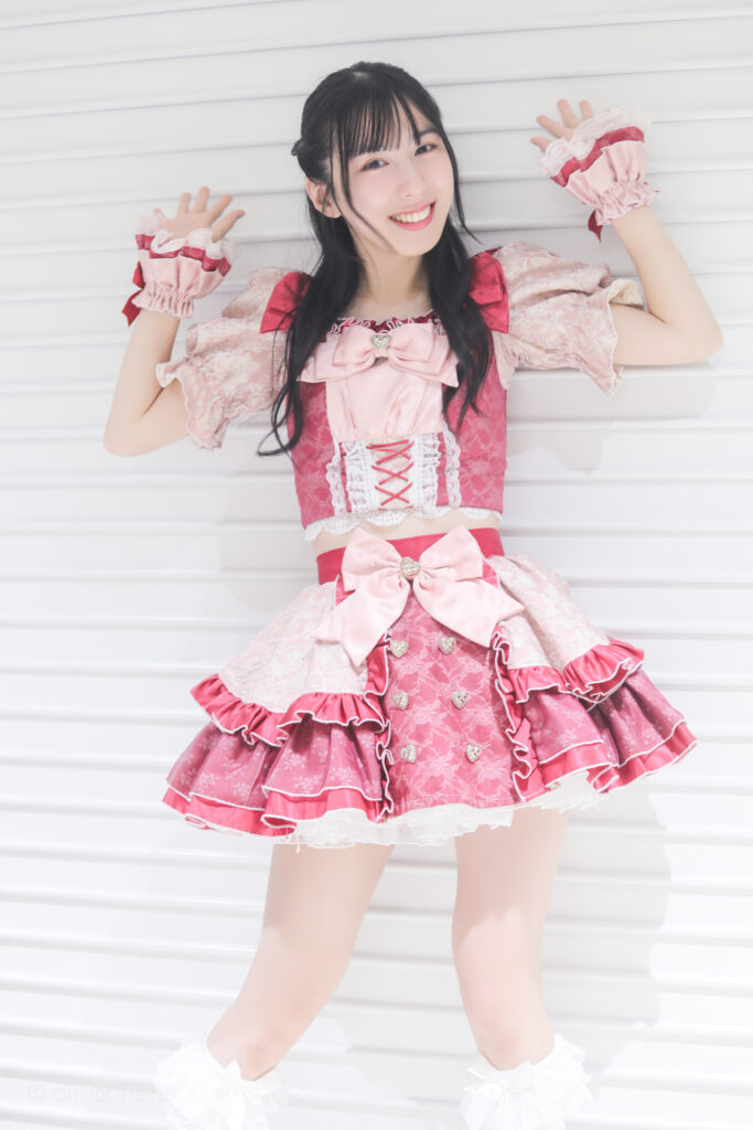 embellir(あんべりー)の水野ひなた(みずのひなた)ちゃんを特典会で撮らせてもらったソロショット写真。シャッターに背中を付けて「追いつめられた」ポーズ
2025年12月28日なかのZERO小ホール IDOL CREAM SODA!!にて撮影。