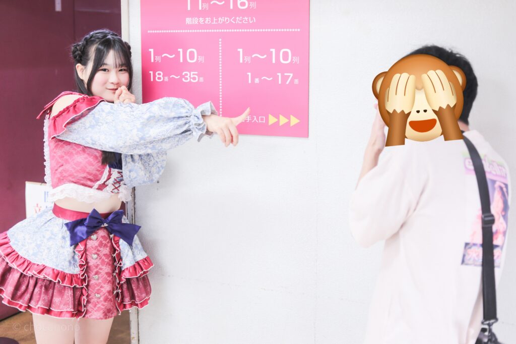 embellir(あんべりー)の恋羽あゆう(こはねあゆう)ちゃんと特典会で撮ってもらったツーショット写真。
あゆうちゃんがマイクを構えながら私のことを指さしているジェスチャー。
2025年12月28日なかのZERO小ホール IDOL CREAM SODA!!にて撮影。