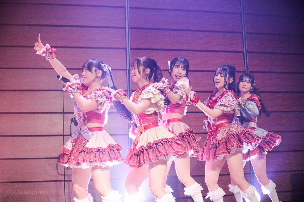 embellir(あんべりー)をライブ中に撮影した写真。
プレイフルの間奏でメンバーが一列に並び電車のように進んでいる。
左から甘夏あも(あまなつあも)ちゃん、泡沫あおい(うたかたあおい)ちゃん、水野ひなた(みずのひなた)ちゃん、遥乃ももか(はるのももか)ちゃん、恋羽あゆう(こはねあゆう)ちゃん。
2025年12月29日時事通信ホール　ヴェルサウンドにて撮影。