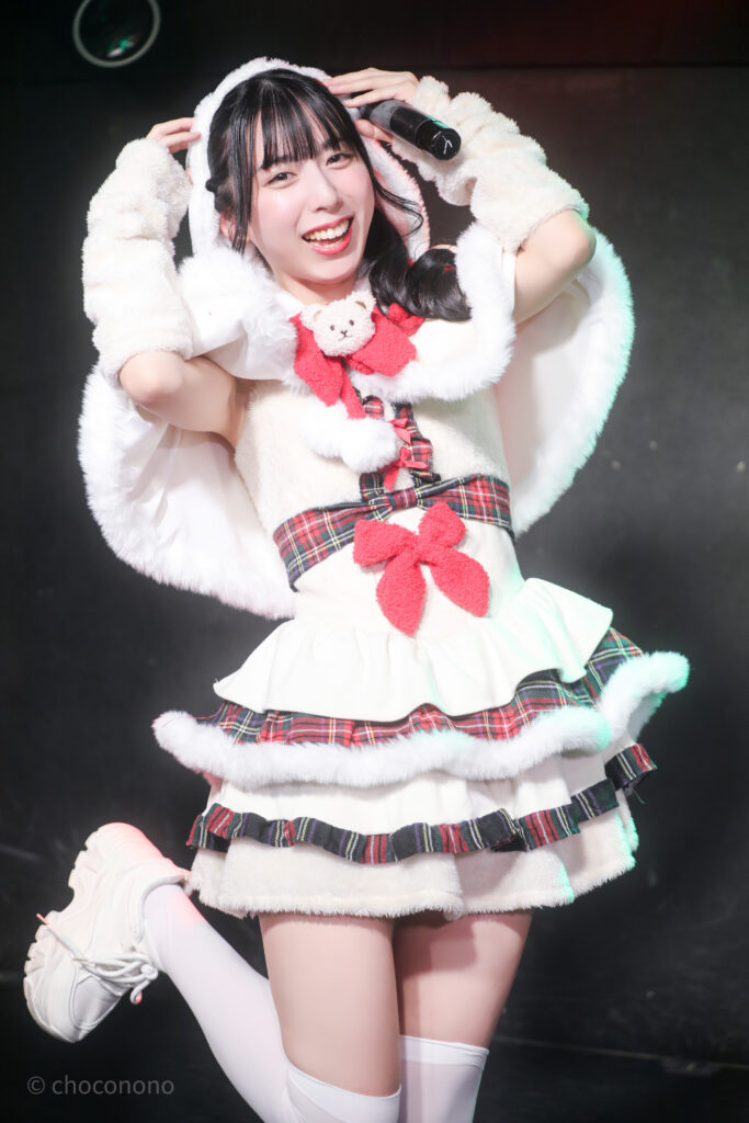 embellir(あんべりー)の水野ひなた(みずのひなた)ちゃんをライブ中に撮影した写真。
ゆきんこ衣装を着ている。
楽しそうに笑顔でくまさんポーズをしている。ゆきんこ衣装の胸元についているくまさんの再現だろうか。ぴょんと上げた脚、国宝級の絶対領域が見えている。
2025年12月25日GOTANDA G3　冠Fes Xmas SP!にて撮影。