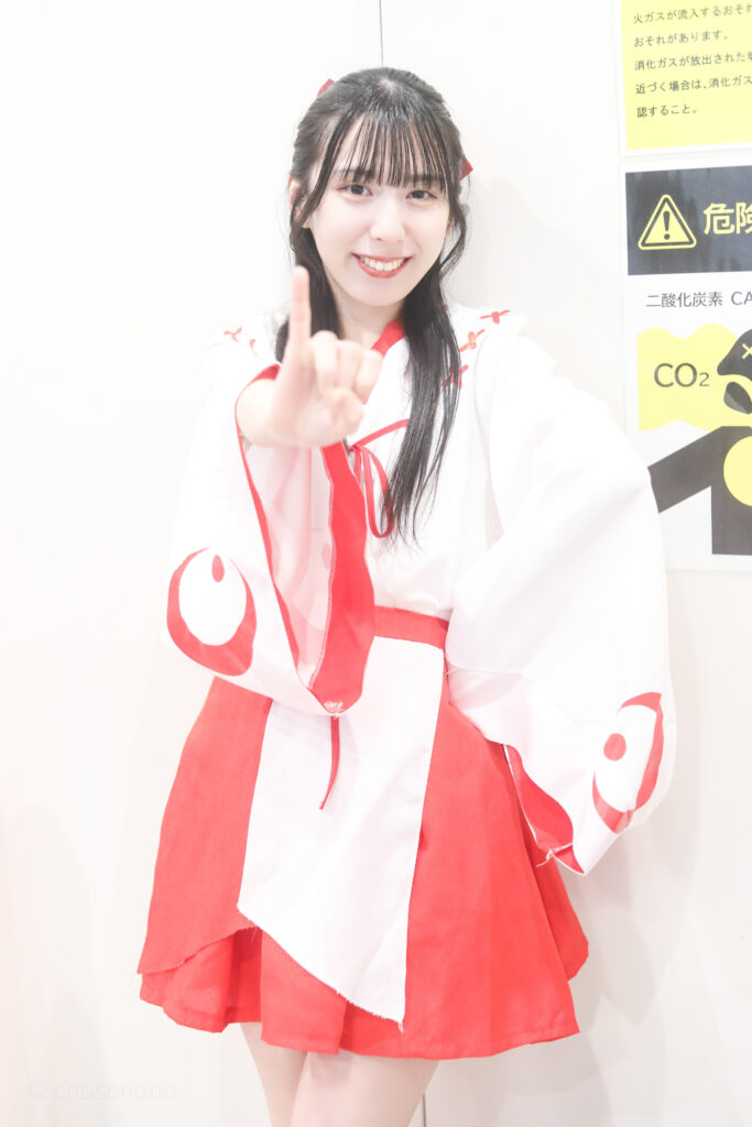 embellir(あんべりー)の水野ひなた(みずのひなた)ちゃんと特典会で撮らせてもらった写真。
小指を立ててベリーベリーの曲中にある「必然的」のポーズ。
2026年1月4日SHIBUYA ONE5　新春ONE5LIVEにて撮影。