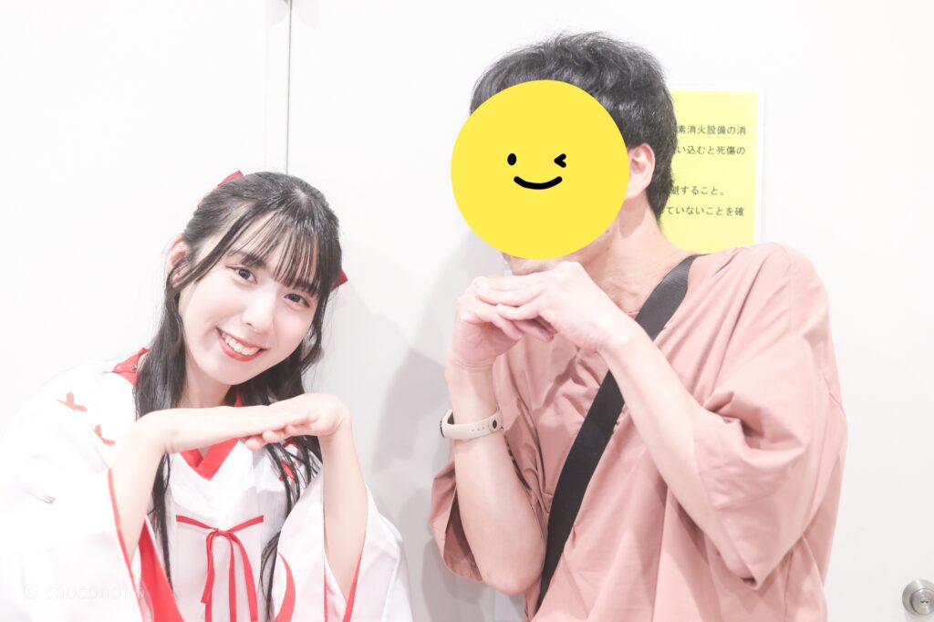 embellir(あんべりー)の水野ひなた(みずのひなた)ちゃんと特典会で撮ってもらった写真。
二人でぺこりとお辞儀をするジェスチャーをしている。 2026年1月4日SHIBUYA ONE5　新春ONE5LIVEにて撮影。