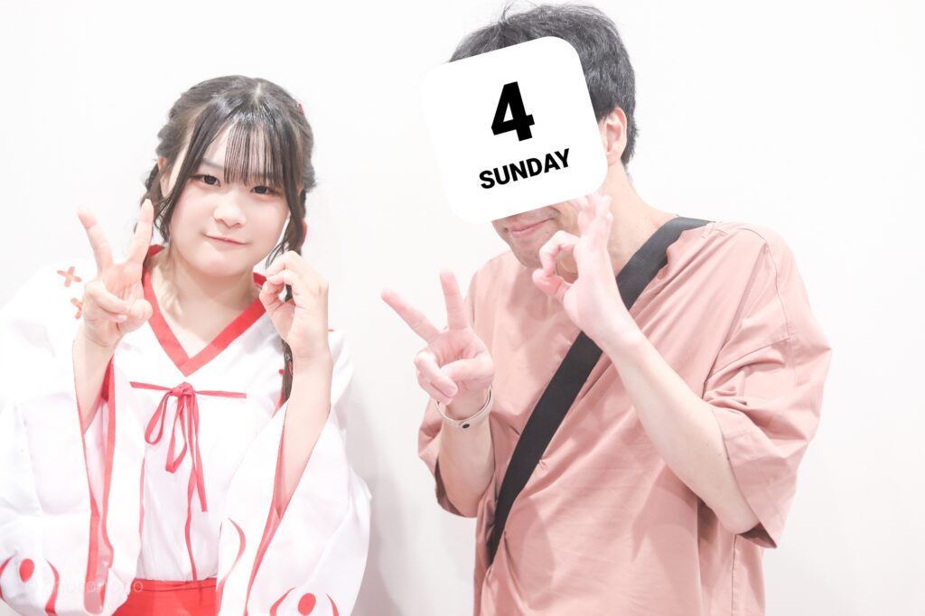 embellir(あんべりー)の恋羽あゆう(こはねあゆう)ちゃんと特典会で撮ってもらった写真。
二人で両手を使って2026を作っているのだが、私が担当した「6」が左右逆さまだった。
2026年1月4日SHIBUYA ONE5　新春ONE5LIVEにて撮影。