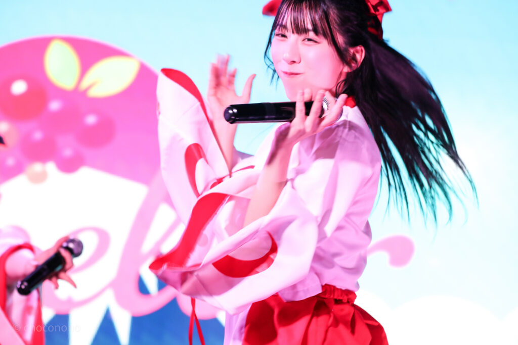 embellir(あんべりー)の水野ひなた(みずのひなた)ちゃんをライブ中に撮影した写真。
巫女服を着ている。にこにこしながらダイナミックに踊っている。
 2026年1月4日SHIBUYA ONE5　新春ONE5LIVEにて撮影。