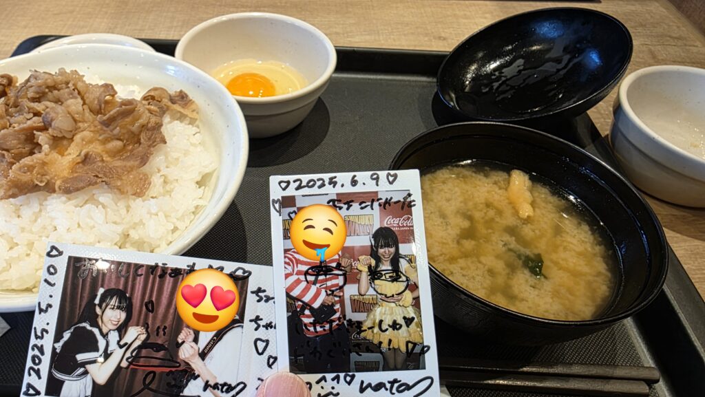 松屋のWで選べる玉子かけごはん 生玉子〈ミニ牛皿〉ご飯特盛り。embellir(あんべりー)の水野ひなた(みずのひなた)ちゃんとのいただきましゅチェキを添えて。