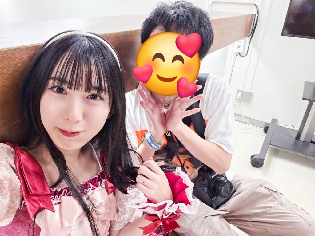 embellir(あんべりー)の水野ひなた(みずのひなた)ちゃんと特典会で撮ってもらったツーショット写メ。ひなたちゃんはストレートヘアーに白いカチューシャ。とても似合っていて可愛い。ベンチに座ってデート風。
2026年1月17日なかのZERO小ホール　IDOL SODA Stream!!にて撮影。