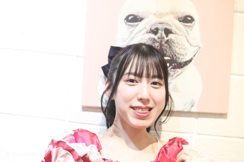 embellir(あんべりー)の水野ひなた(みずのひなた)ちゃんを特典会で撮ったソロ写真。
壁に貼ってある、ライブハウスの看板犬マルコの顔真似をしている。すごい再現度だ。可愛い。
2026年1月18日中野坂上S.U.B Tokyo IDOL ADVENTUREにて撮影。