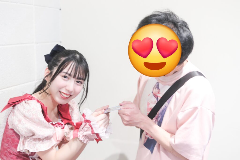 embellir(あんべりー)の水野ひなた(みずのひなた)ちゃんをと特典会で撮ってもらったツーショット写真。
ひなたちゃんが心を込めて書いてくれた宿チェキを受け取ってている瞬間。
2026年1月18日中野坂上S.U.B Tokyo IDOL ADVENTUREにて撮影。