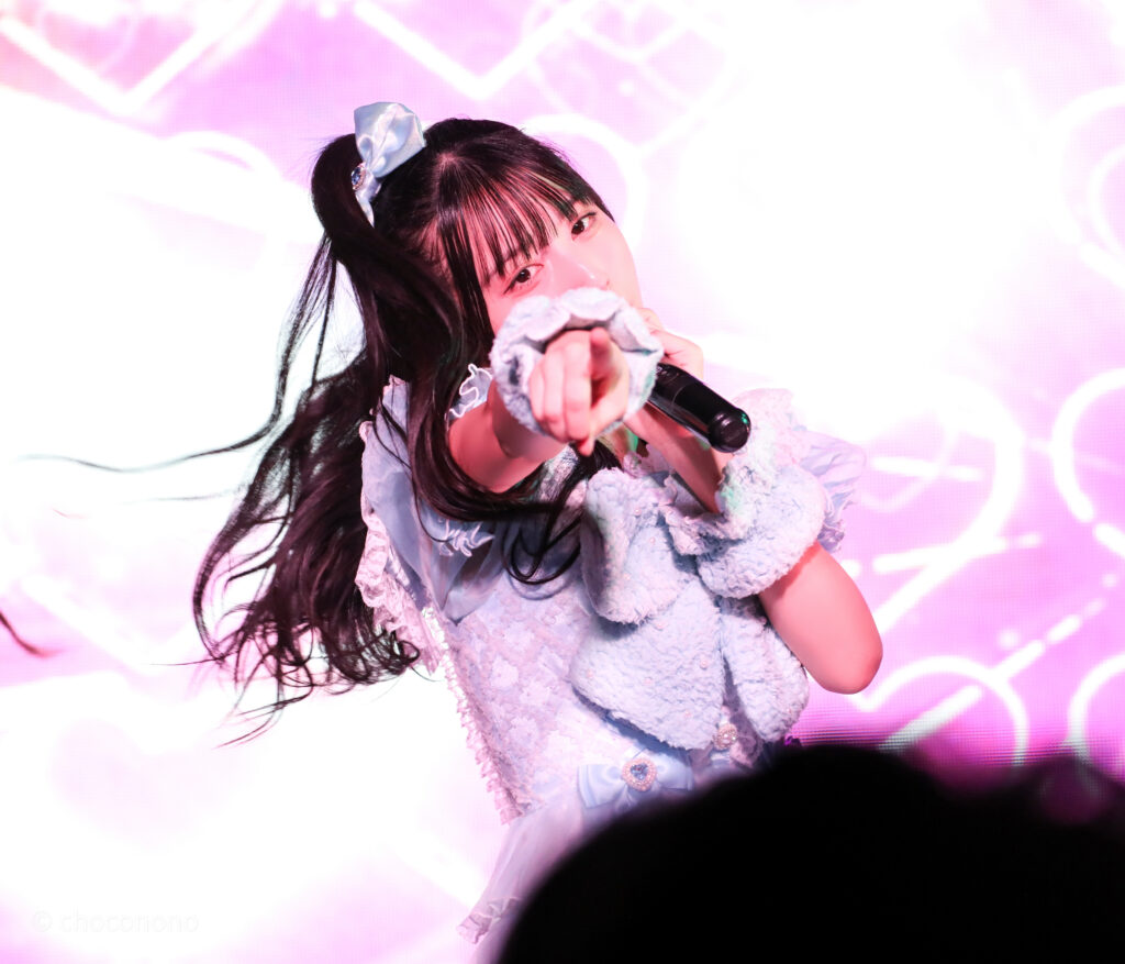 embellir(あんべりー)の水野ひなた(みずのひなた)ちゃんをライブ中に撮影した写真。
真っ直ぐにこちらを見つめながら指さしてくれている。
2025年12月31日SHIBUYA ONE5　ONE5 SHUFFLE FESTIVALにて撮影。