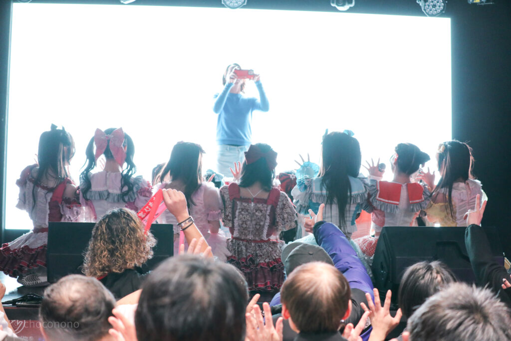 embellir(あんべりー)と瞬きもせずのメンバー全員集合した後ろ姿の写真。
2025年12月31日SHIBUYA ONE5　ONE5 SHUFFLE FESTIVALにて撮影。