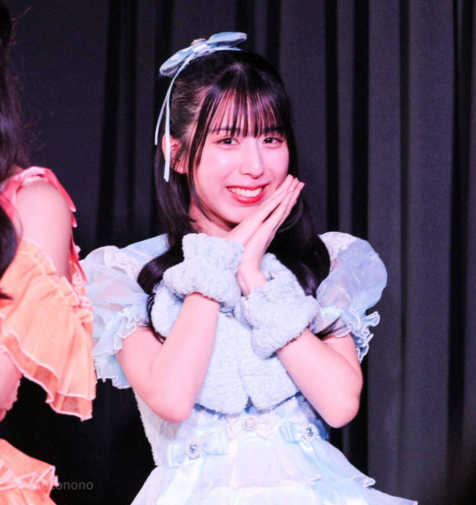 embellir(あんべりー)の水野ひなた(みずのひなた)ちゃんをライブ中に撮影した写真。
カメラを向けているのに気付いてにっこり笑顔を見せてくれている。
2025年12月31日SHIBUYA ONE5　ONE5 SHUFFLE FESTIVALにて撮影。