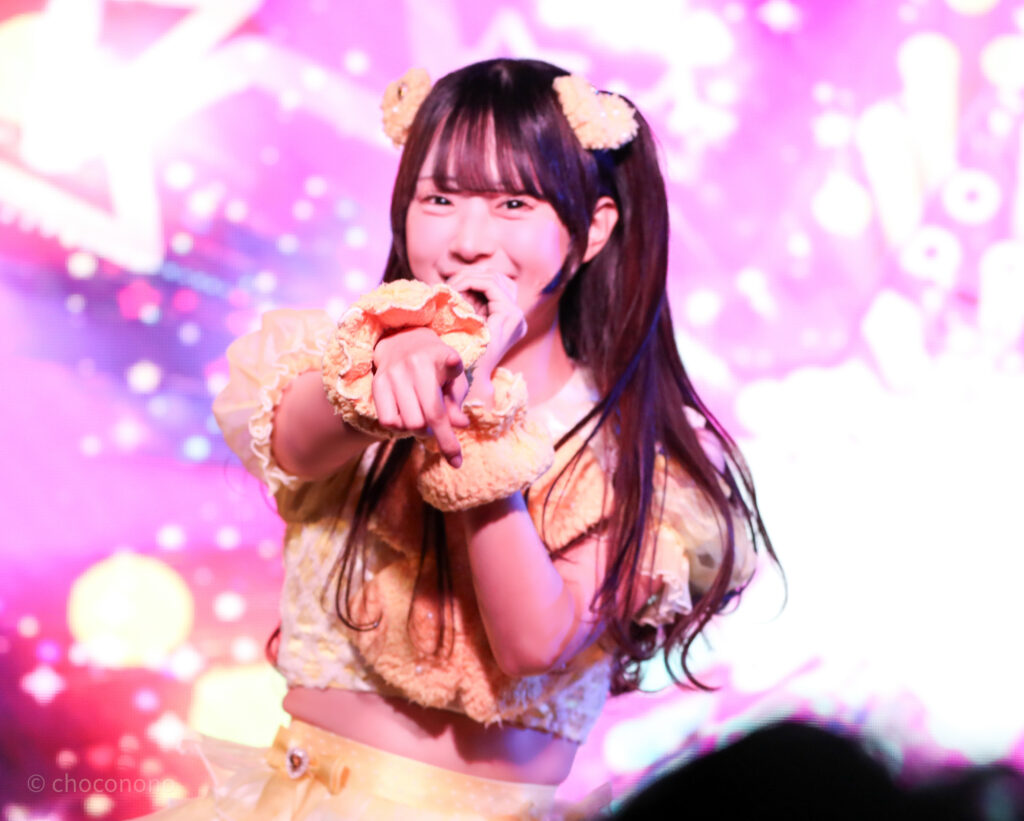 瞬きもせずの夏目みれいちゃんをライブ中に撮影した写真。笑顔でこちらを指さしてくれている。
2025年12月31日SHIBUYA ONE5　ONE5 SHUFFLE FESTIVALにて撮影。