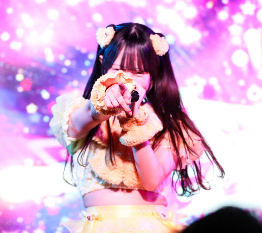 瞬きもせずの夏目みれいちゃんをライブ中に撮影した写真。笑顔でこちらを指さしてくれている。
2025年12月31日SHIBUYA ONE5　ONE5 SHUFFLE FESTIVALにて撮影。